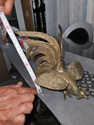 Preciosa pareja de gallos en bronce a