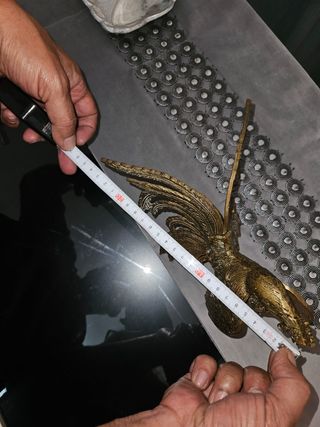 Preciosa pareja de gallos en bronce a