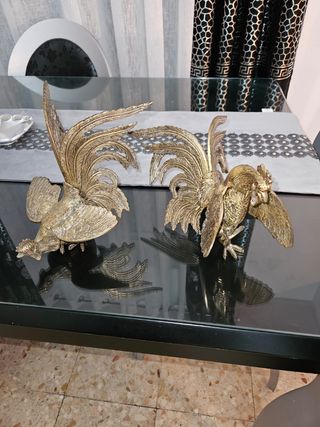 Preciosa pareja de gallos en bronce a
