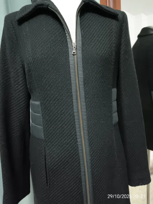 Chaquetón negro con cremallera