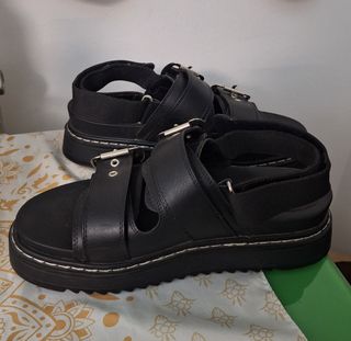 Sandalias negras plataforma hebilla