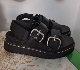 Sandalias negras plataforma hebilla