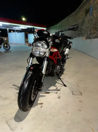 Ducati Monster Negra