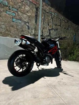 Ducati Monster Negra