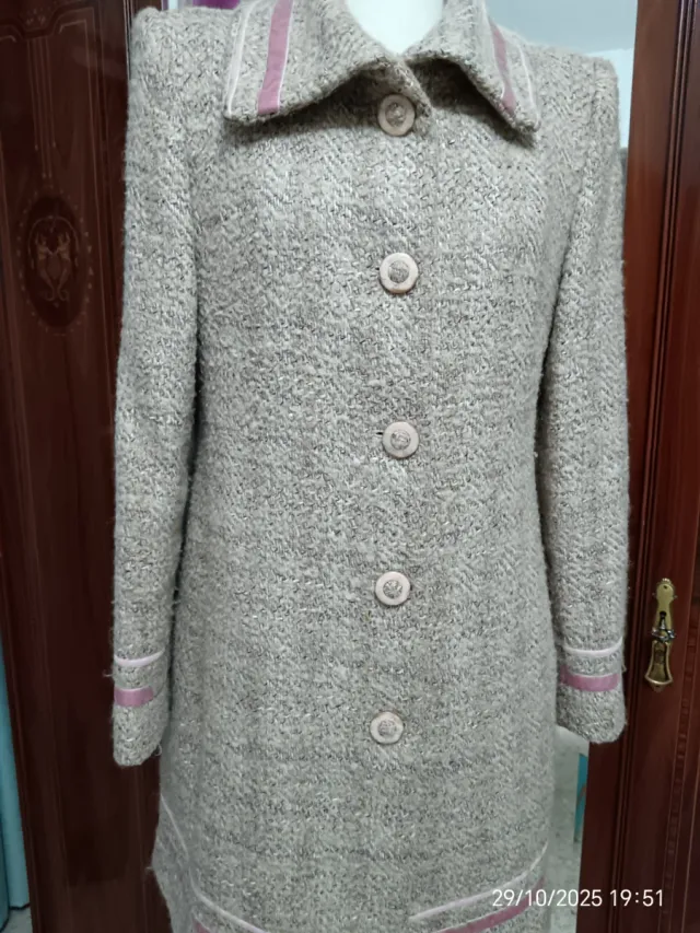 Elegante abrigo beige y rosa