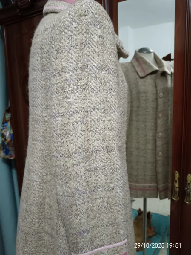 Elegante abrigo beige y rosa