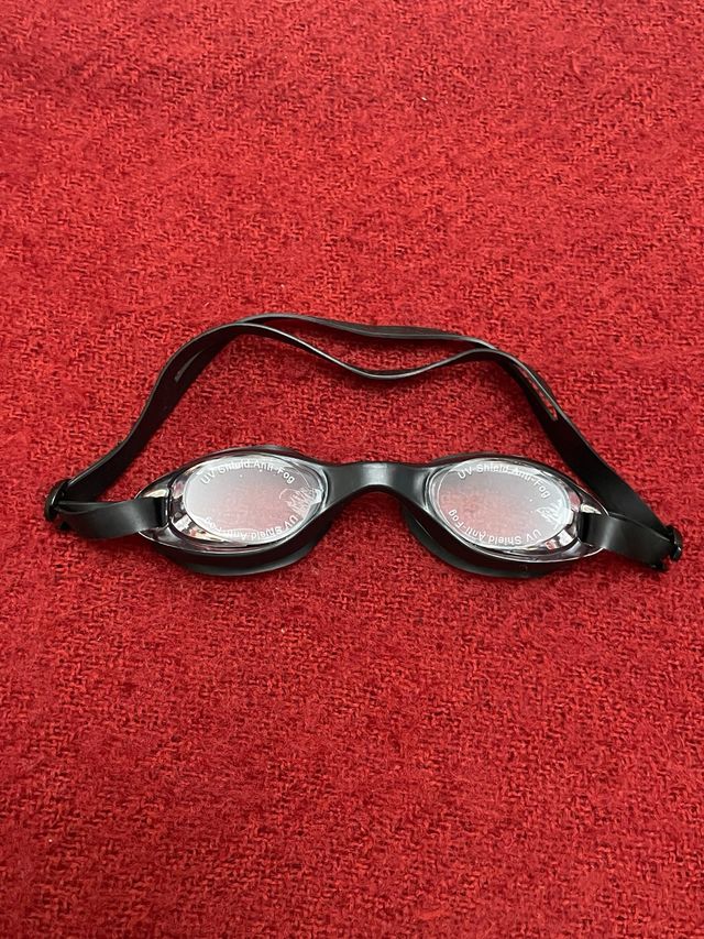 Gafas de natación negras nuevas