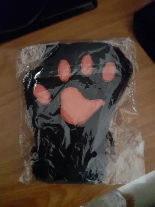 Guantes de gato negros y rosas