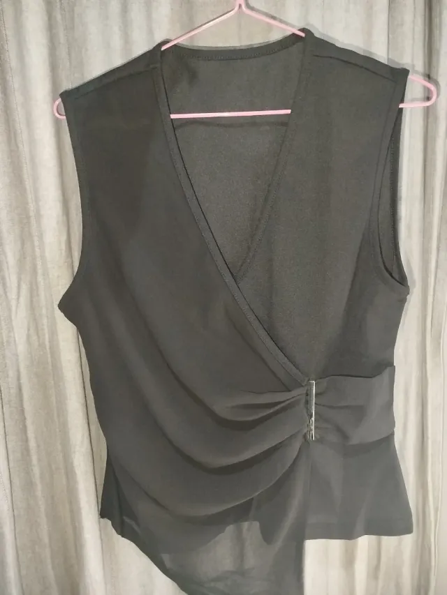 Top negro cruzado con detalle metálico