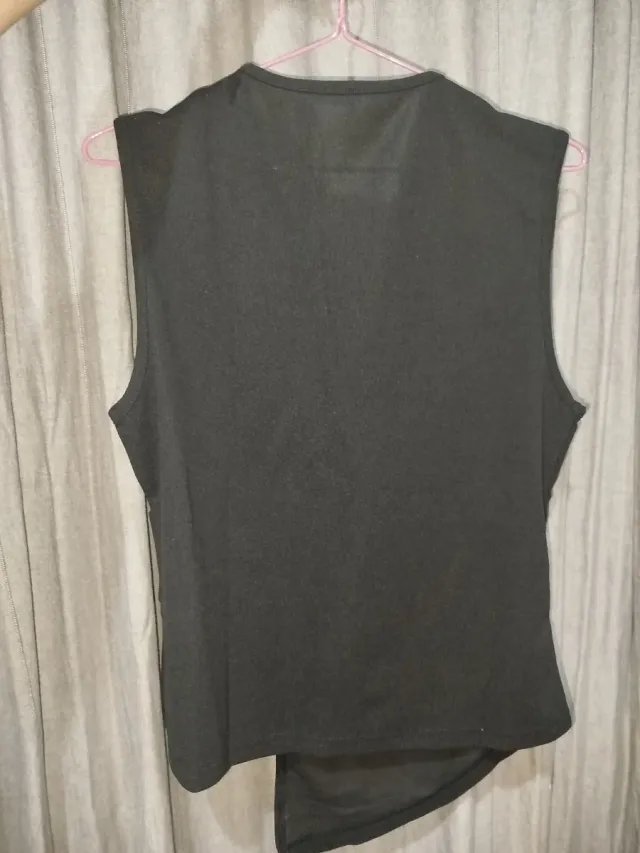 Top negro cruzado con detalle metálico