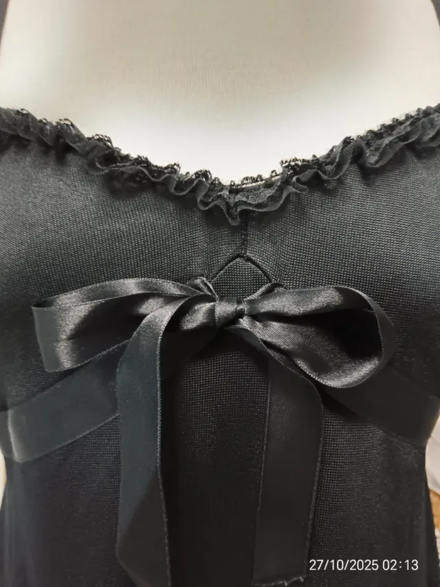 Vestido negro con lazo