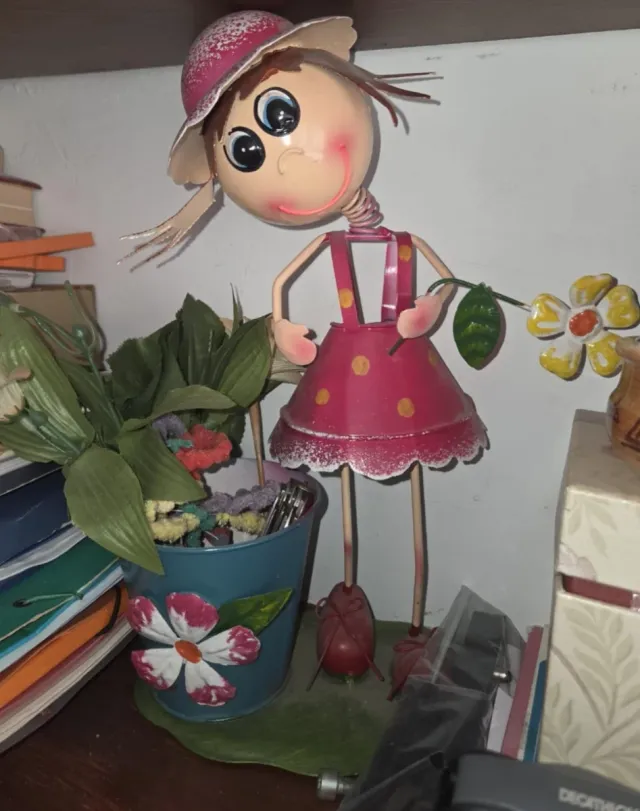 Muñeca jardinera de metal