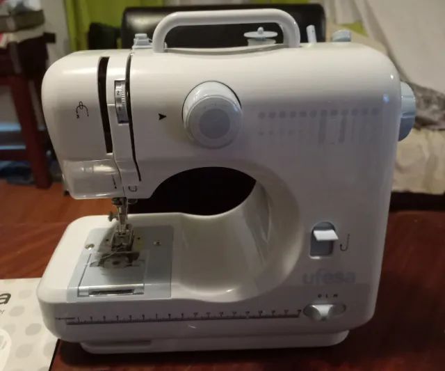 Máquina de Costura Ufesa SW1201