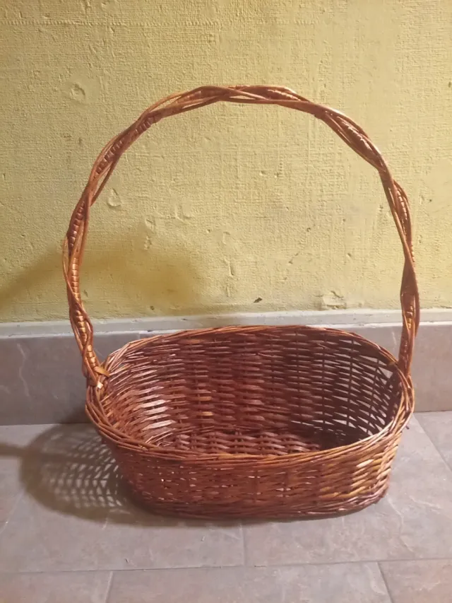 Cesta de mimbre con asa