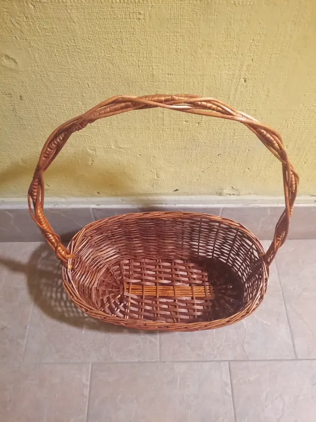 Cesta de mimbre con asa