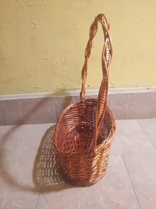 Cesta de mimbre con asa