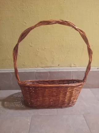 Cesta de mimbre con asa