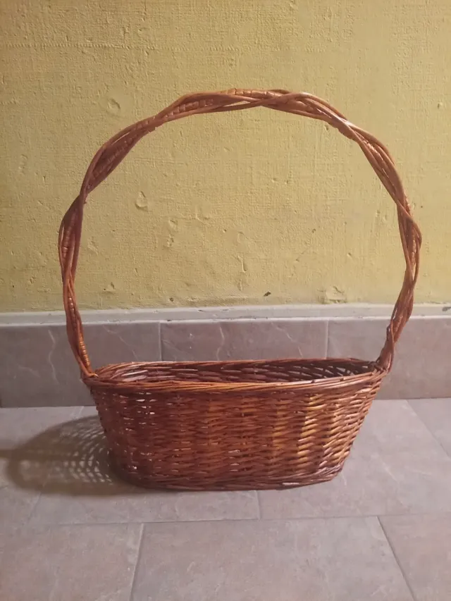 Cesta de mimbre con asa