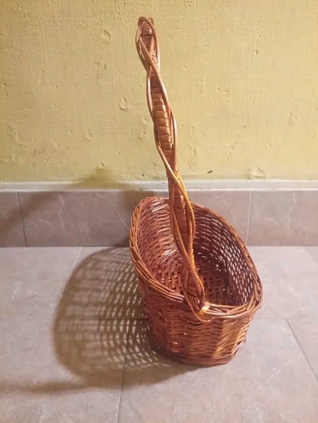 Cesta de mimbre con asa