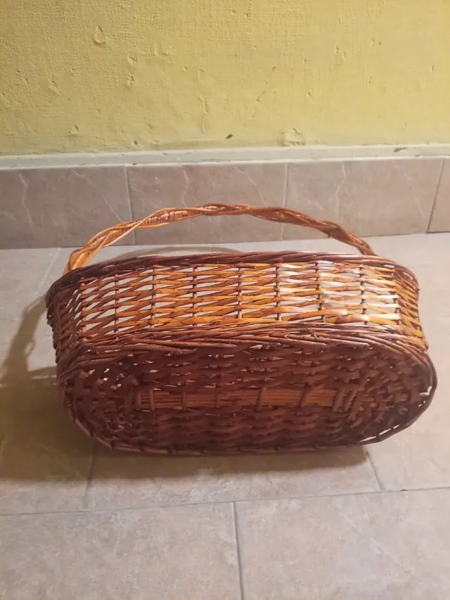 Cesta de mimbre con asa