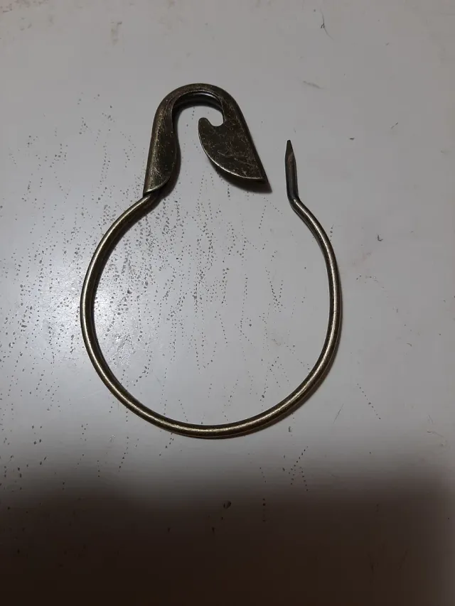 Portachiavi a forma di spilla