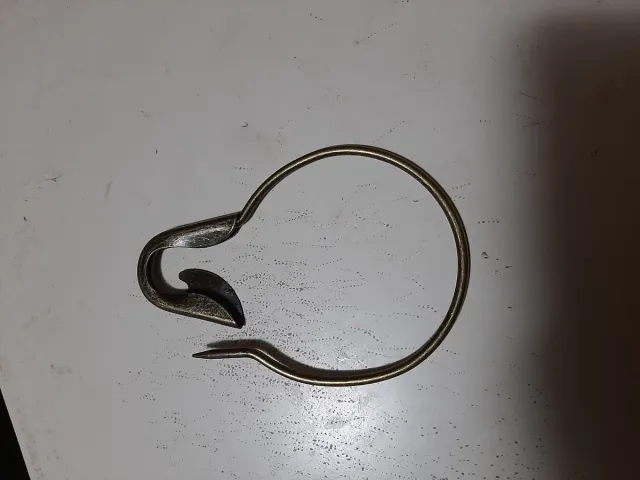 Portachiavi a forma di spilla