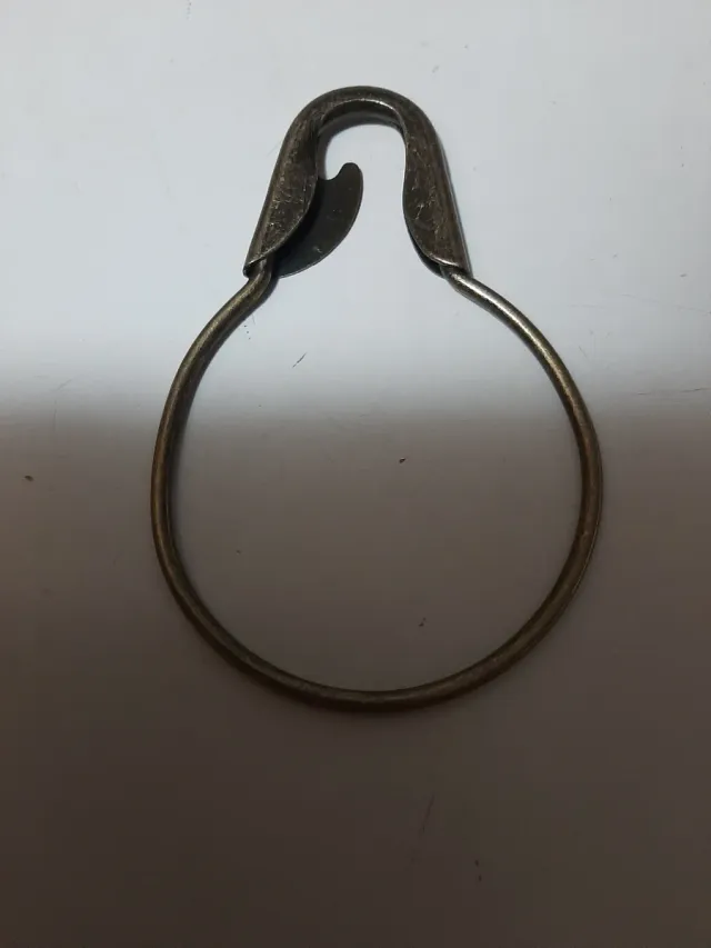 Portachiavi a forma di spilla