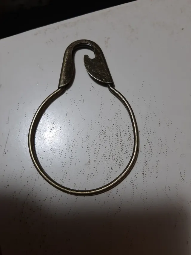 Portachiavi a forma di spilla