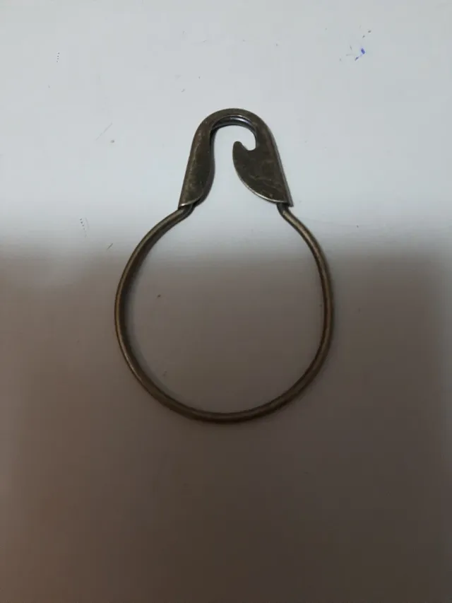 Portachiavi a forma di spilla