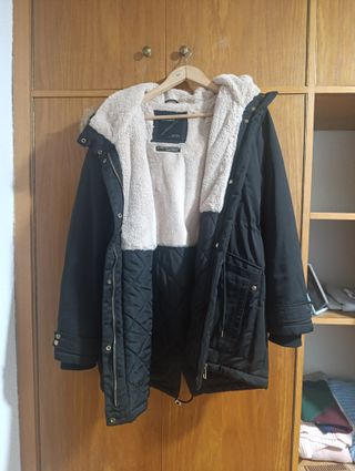 Parka Zara negra con forro pelo