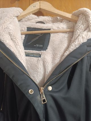 Parka Zara negra con forro pelo