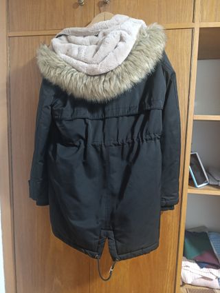 Parka Zara negra con forro pelo