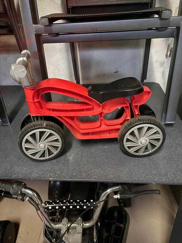 Moto de juguete roja