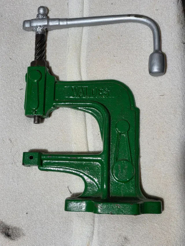 Remachadora antigua Valdes