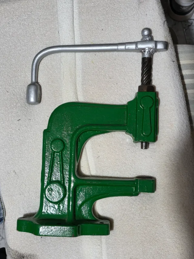 Remachadora antigua Valdes