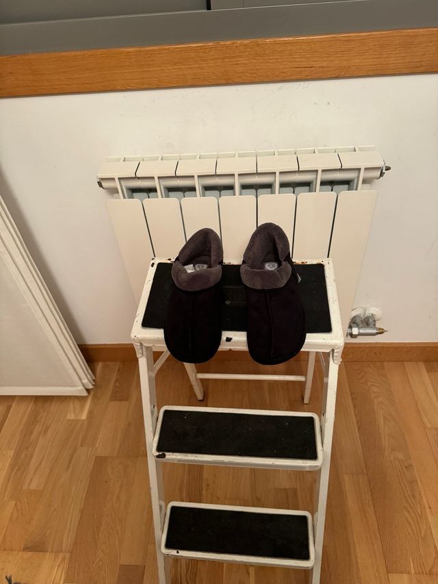 Pantuflas Negras con Dobladillo Gris