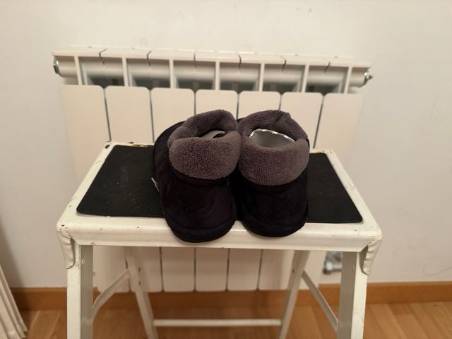 Pantuflas Negras con Dobladillo Gris