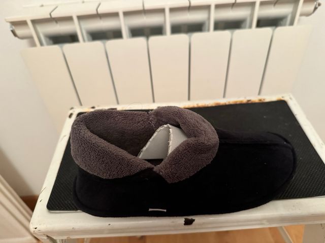 Pantuflas Negras con Dobladillo Gris