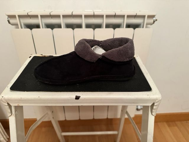 Pantuflas Negras con Dobladillo Gris