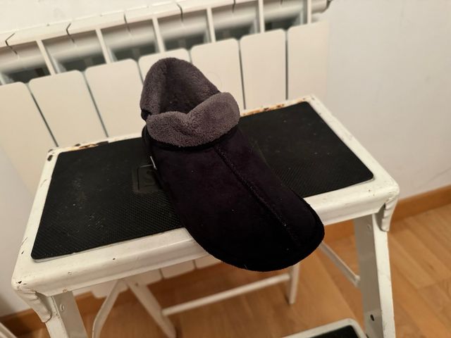 Pantuflas Negras con Dobladillo Gris