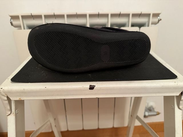 Pantuflas Negras con Dobladillo Gris