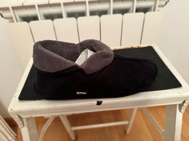 Pantuflas Negras con Dobladillo Gris