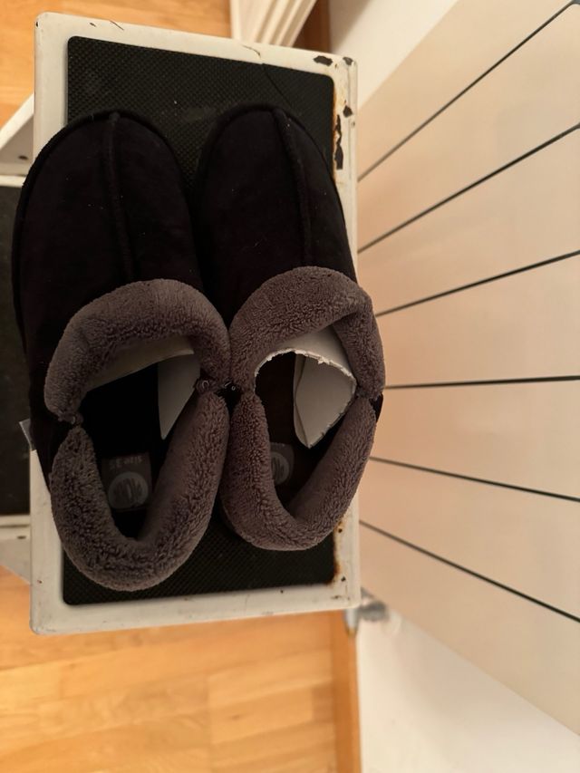 Pantuflas Negras con Dobladillo Gris
