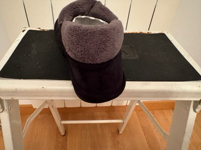 Pantuflas Negras con Dobladillo Gris