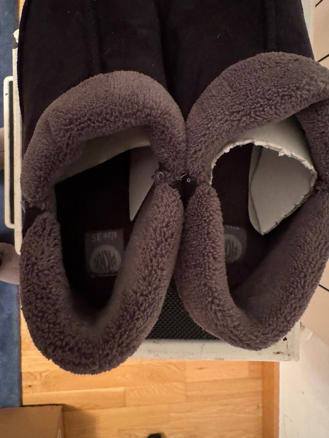 Pantuflas Negras con Dobladillo Gris