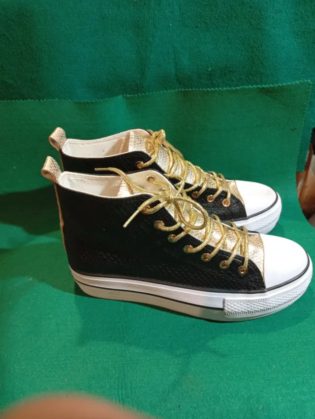 Zapatillas altas negras y doradas talla 40