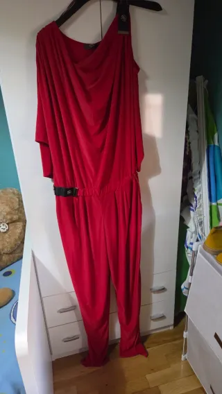 Mono elegante mujer rojo