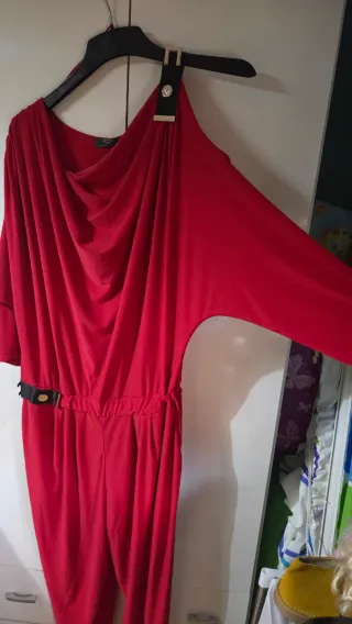 Mono elegante mujer rojo