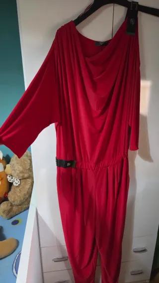 Mono elegante mujer rojo