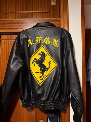 Chaqueta de cuero negra con logo amarillo